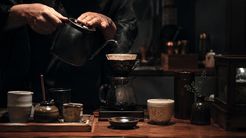 カフェのカウンターでコーヒーを淹れるスタッフ